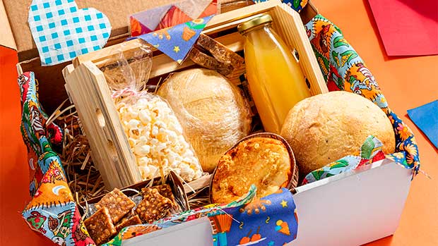 festa junina na caixa de madeira com comidas temáticas e decoração colorida